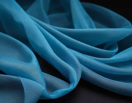 Фото голубой мультифлаговой ткани крупным планом