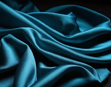 Фото голубой шёлковой ткани крупным планом
